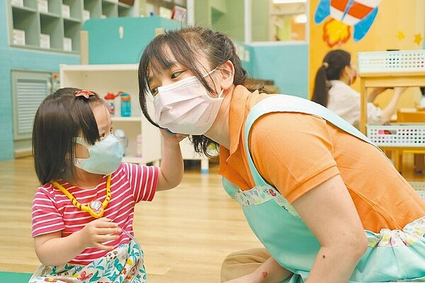 農委會（現為農業部）「幼幼社」日前遭台北市政府認定未立案收托並開罰6萬元，並令其停辦。圖為新北市首創「公托監管雲」系統，非新聞事件當事人。圖／新北市社會局提供
