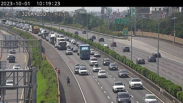 今日10時18分國1北向326.5公里發生2小客車追撞，占用外側車道，導致後方回堵4公里。圖／高公局提供