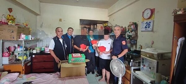 第四警分局長李建興（左二）與所長邱量虔（右一）上月底偕同地方仕紳，前往慰問蔣男一家。圖／第四警分局提供
