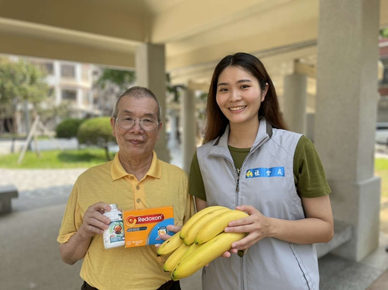 李爺爺表示,領到營養金6000元的第一件事情,就是拿去買香蕉來吃,真的很開心。圖/新竹市社會處提供