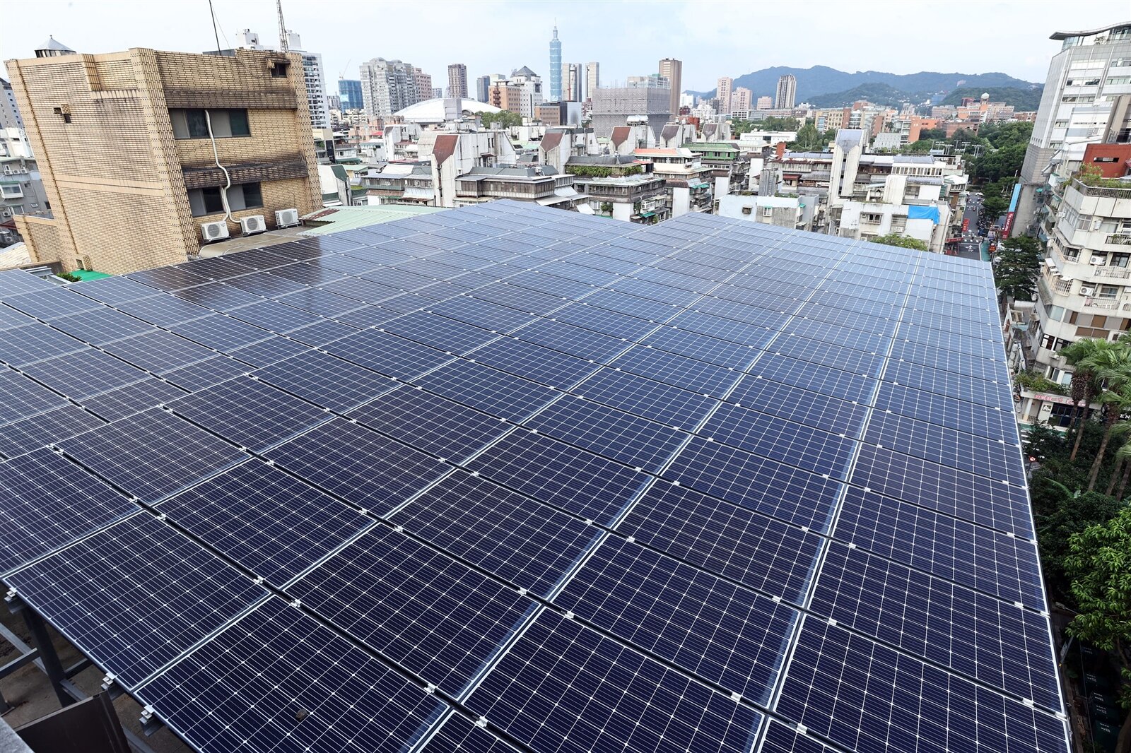 社區裝設光電板至少得花百萬起量,管委會必須從經濟層面考量,發電量幾年能回本。記者侯永全/攝影