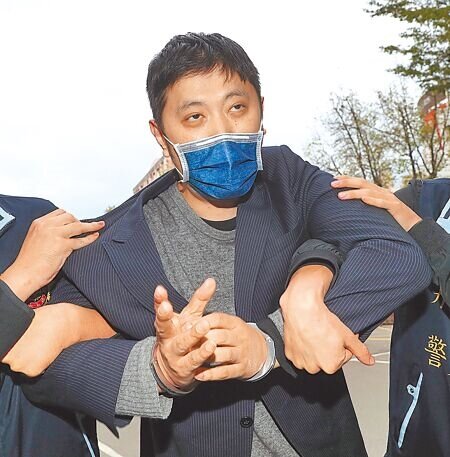 立委高嘉瑜遭前男友林秉樞施暴案,全案已定讞,扣除已被羈押天數,林秉樞將在中秋節後入獄14天。圖為2021年案件爆發時,林秉樞被移送地檢署。(本報資料照片)