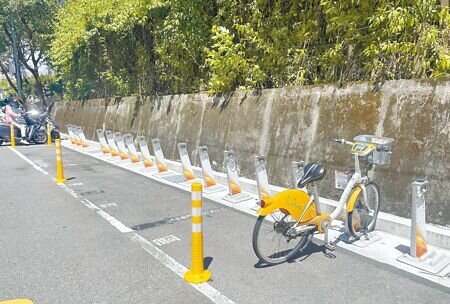 台北市交通局與微笑單車公司討論YouBike成為無樁單車的可行性,微笑單車表示,堅持提供有樁的YouBike,透過設置停車柱與站點,可兼顧車輛秩序與市容。(劉彥宜攝)