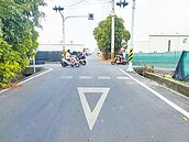 雲林車禍多　危險路口畫標示、裝LED閃燈