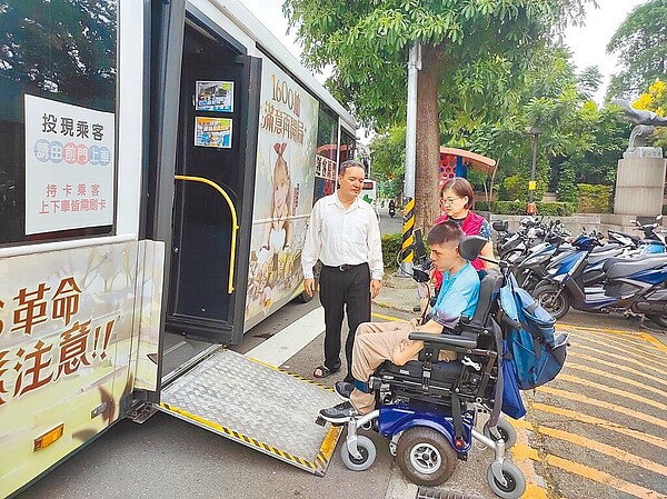 台中修平科技大學校外設置公車亭的人行道破損不平，輪椅族搭車時必須在校外的斑馬線上等公車，才有空間放下無障礙渡板。（台中市議員張芬郁提供／潘虹恩台中傳真）