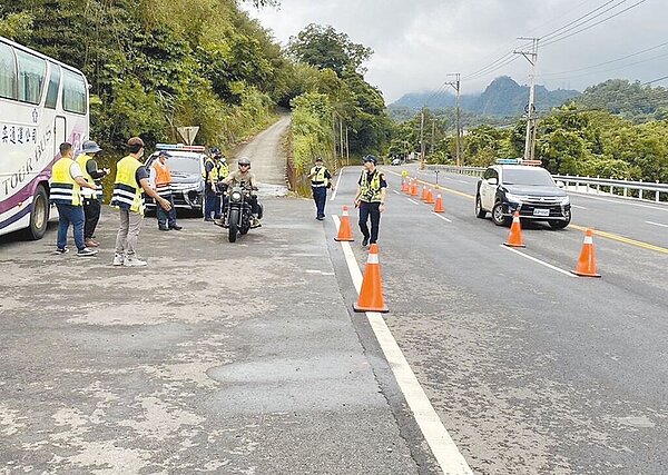 台3線苗栗縣三灣、獅潭鄉路段,是大型重機行經的熱門路段,公路總局與警方為此實施區間測速,卻引起地方反彈,警方則決定10月暫停實施區間測速1個月。(苗栗縣警局提供/李京昇苗栗傳真)