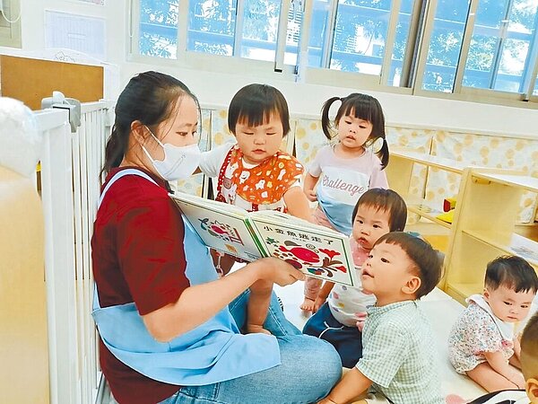 新竹市長高虹安1日宣布，10月起市府再加碼托育補助每月500～1500元，減輕育兒家庭的負擔。（新竹市政府提供／陳育賢新竹傳真）