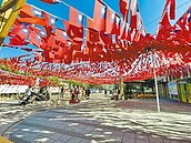 米干老闆張老旺　掛200面國旗一半遭拆