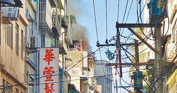 新北市三重區仁愛街425巷一間公寓6樓頂加蓋鐵皮屋1日發生火警,新北市消防局派遣25車共73人到場救援。(新北市三重警分局提供/蔡亞樺新北傳真)