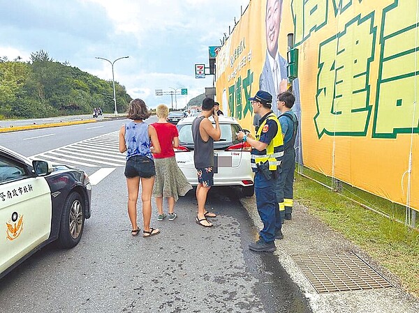 新北市石門區青山瀑布登山步道1日發生蜂螫傷人事件，8名遊客自行脫困跑到路邊求援。（民眾提供／蔡亞樺新北傳真）