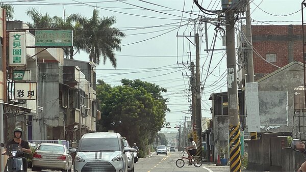 彰化縣和美鎮美寮路目前只有8公尺寬,目前經費已有著落,將拓寬為13公尺,完工後,可以提升行車安全與順暢。記者劉明岩/攝影