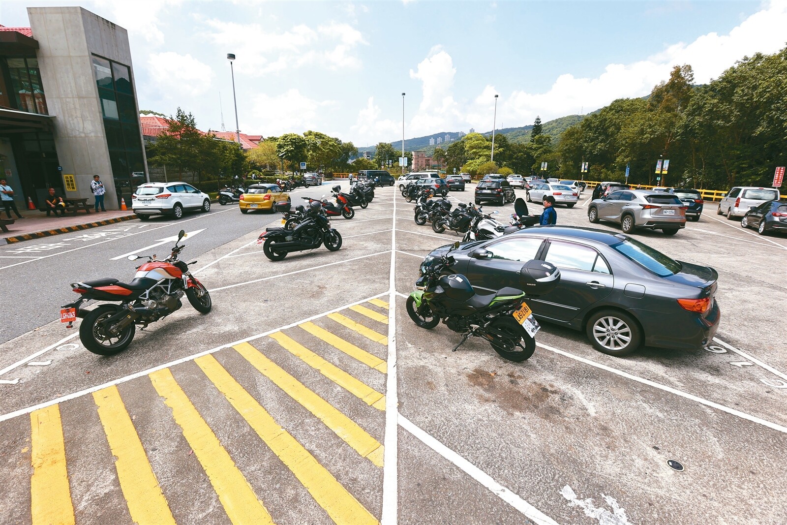 大型重機團體昨發起「十月零一，摩托起義」活動，昨上午號召車友停滿石碇服務區內的停車格，盼爭取重機可選擇停放汽車格或機車格。記者許正宏／攝影 