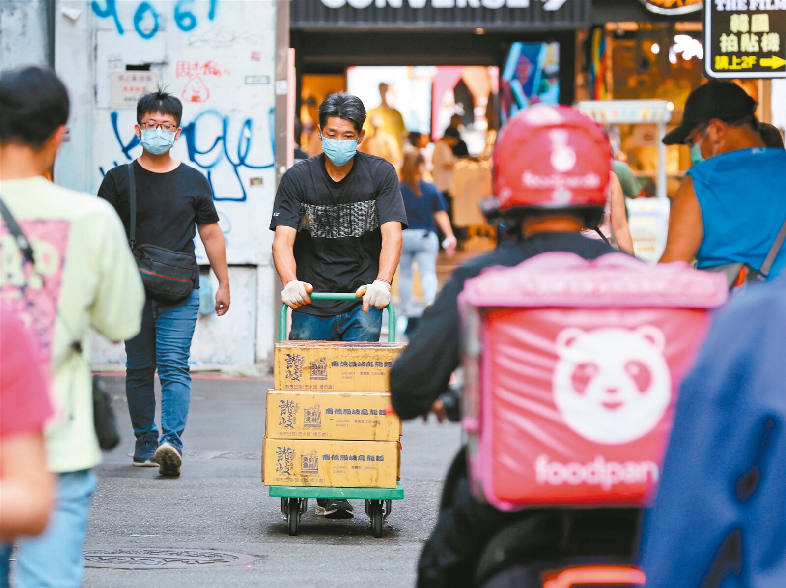 《最低工資法》力拚年底前三讀,朝野立委提案加上行政院草案,合計共12版本將在立法院攻防。記者林澔一/攝影