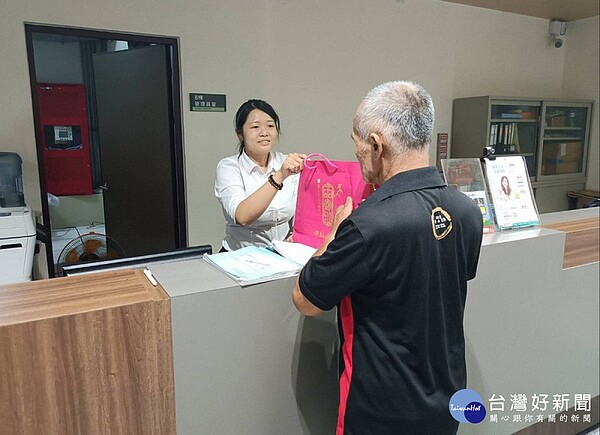 高市都發局特別致贈社宅住戶月餅禮盒,同時預告凱旋青樹將有更豐富生活機能。圖/高雄都發局提供