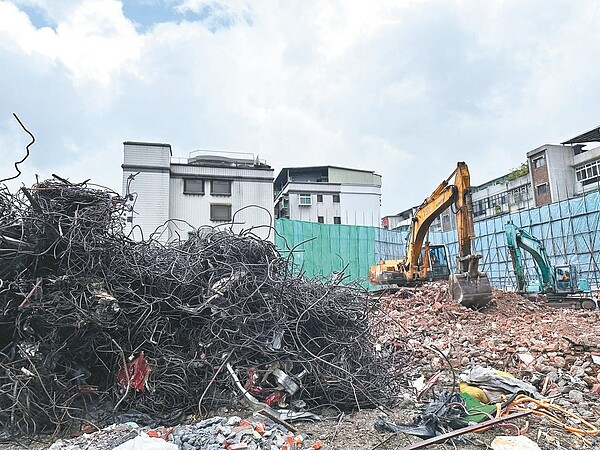 颱風可能來襲，大直民宅拆除工地今天除整地外，北市府也會開始修復損壞的側溝。圖／北市都發局提供