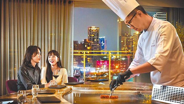 看好這波無菜單鐵板燒熱潮,「樂葵法式鐵板燒」在台中「萊特薇庭」宴會館開出二店。圖/業者提供