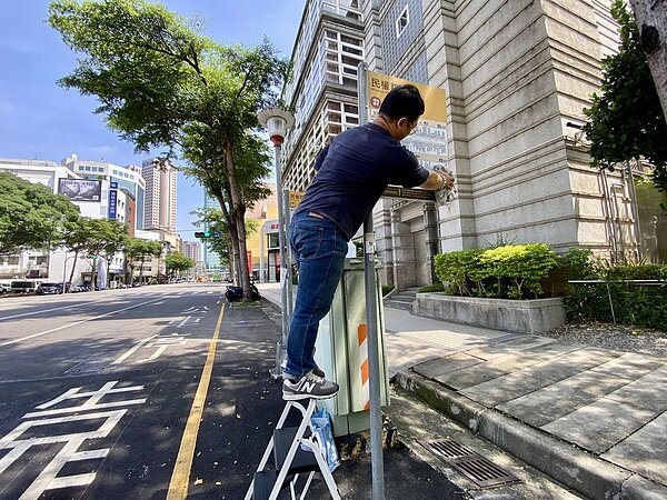 台中市站牌維護員負責站牌清潔、路線圖,到公告的更替到站點遷移、修復全部包辦。圖/台中市交通局提供