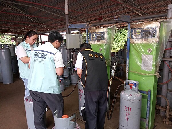 經發局與消保官檢查瓦斯桶。圖/新北市政府提供