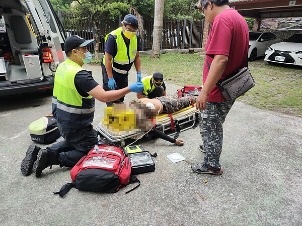 周姓男子2人在新北市瑞芳工業區一家公司黏貼外牆磁磚時,從3樓高度墜落地面,送醫不治。記者邱瑞杰/翻攝
