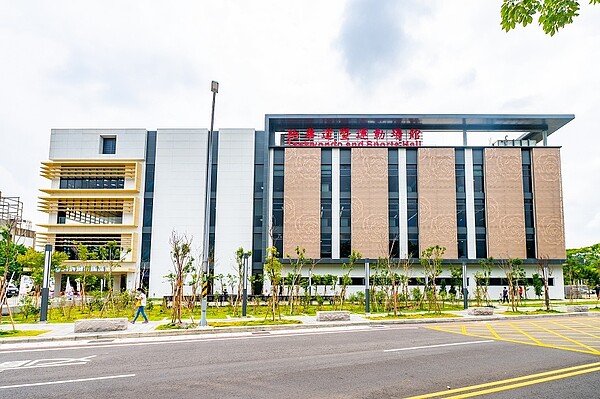 「楊梅體育園區跆拳道暨運動場館」是桃園規模最大的體育場館，內部規劃游泳池、球場、有氧教室等多元設施，2日起開始試營運。桃園市政府提供