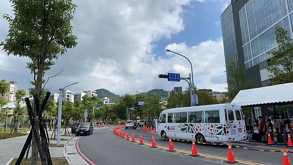 裕隆城開幕人潮超乎預期周邊塞爆。圖/新北市交通局提供
