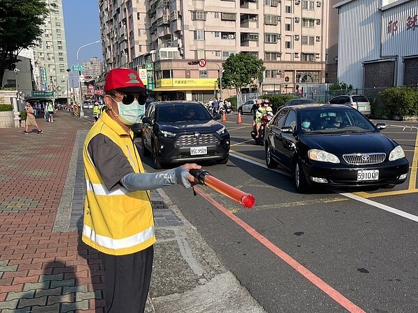 永慶加盟四品牌台南區經管會幫助導護志工換上亮眼的反光背心,讓駕駛人更能清楚辨識,降低事故風險。 (圖/永慶房產集團)