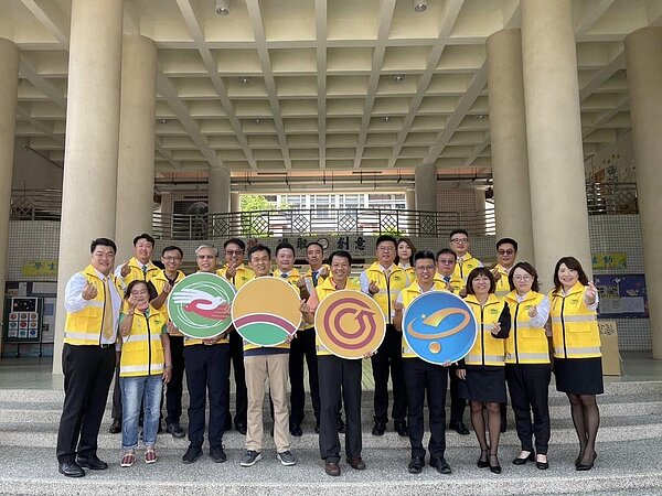 永慶加盟四品牌台南區經管會共同捐贈導護背心給台南市的國中小學,提升導護人員安全。 (圖/永慶房產集團)