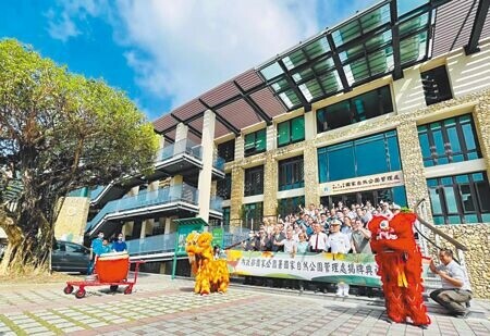 
國家自然公園管理處配合內政部國家公園署成立、更新名銜，2日上午揭牌。（袁庭堯攝）
