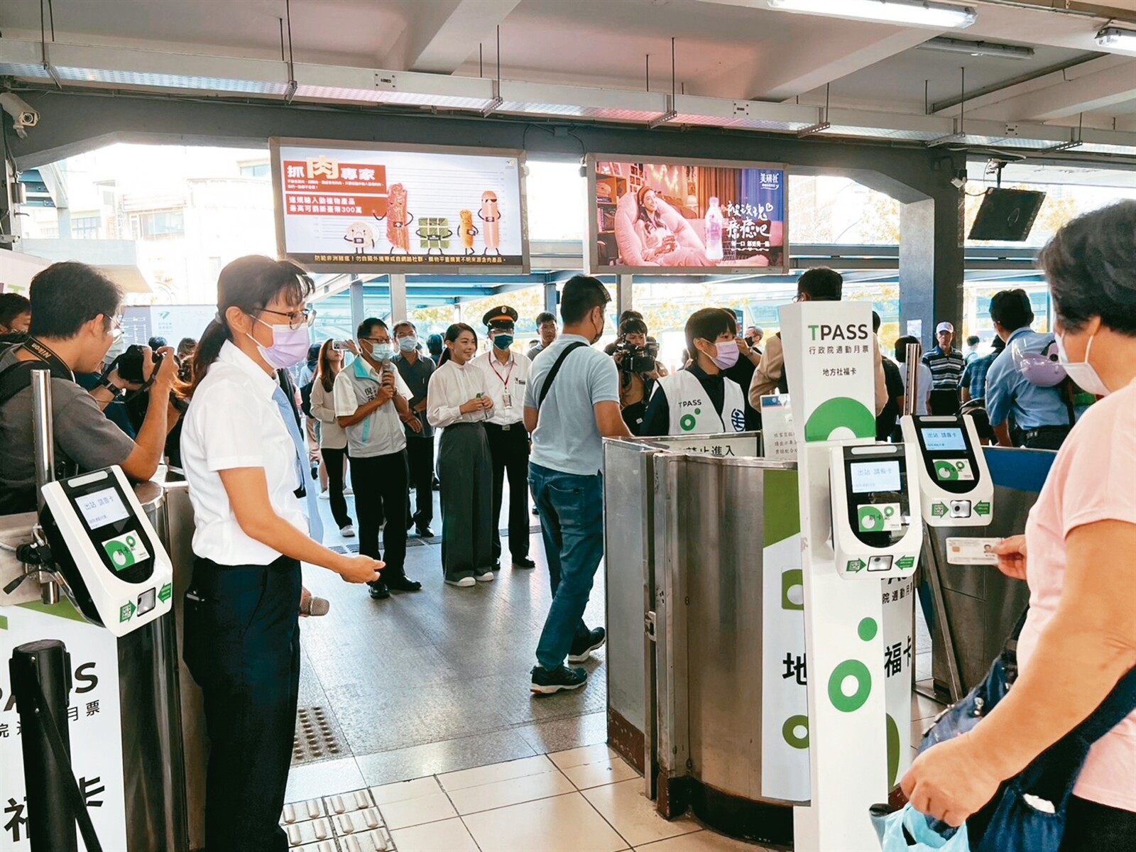 桃竹竹苗通勤月票啟用，新竹縣市最暢銷的為四方案之一的竹竹288元。記者郭政芬／攝影 