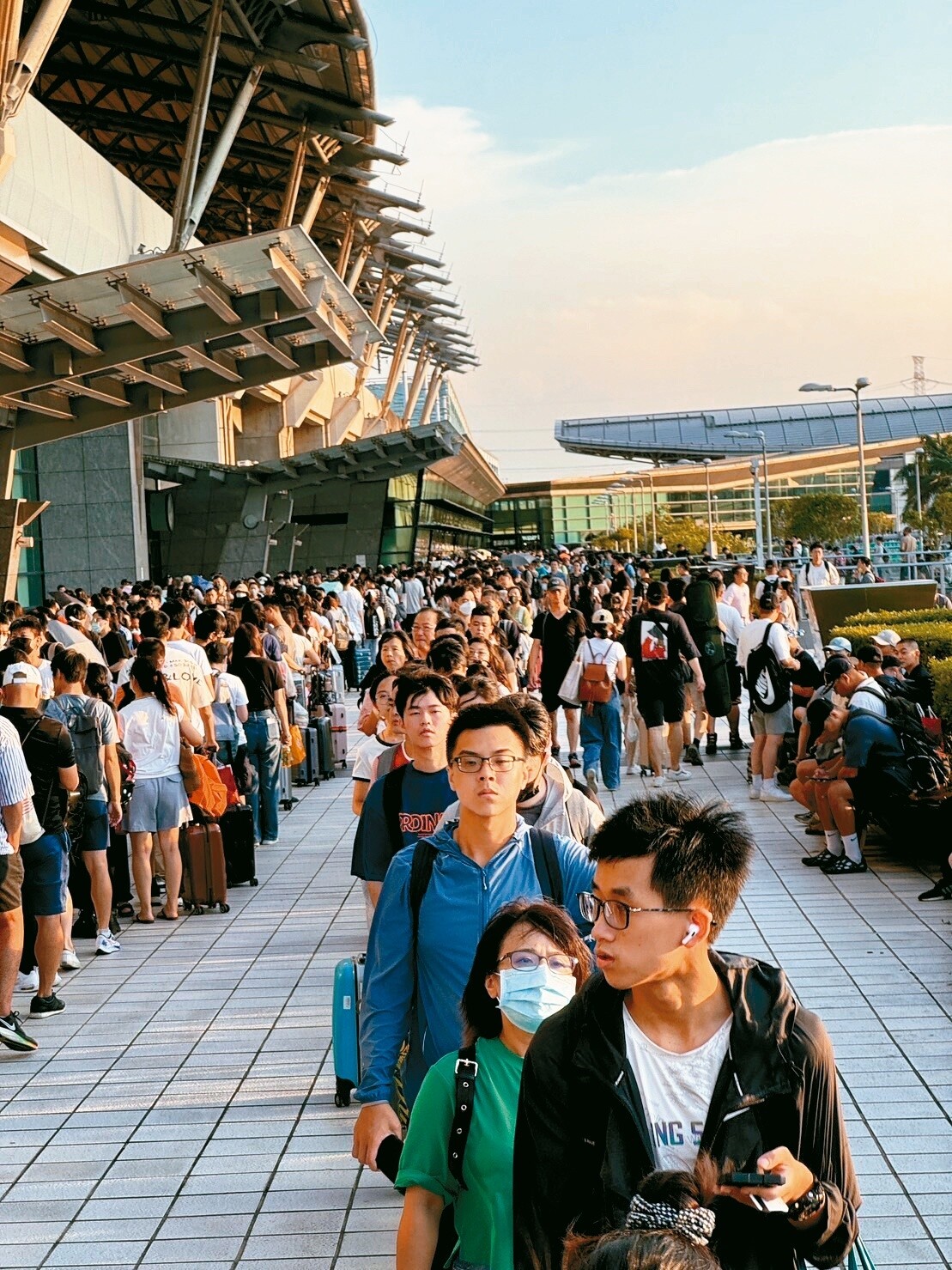 中秋收假高鐵台中站人潮大排長龍，凸顯高鐵運能等問題。報系資料照片 