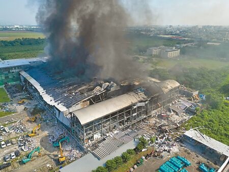 屏東明揚國際工廠大火，燒出工安等問題。（本報資料照片）