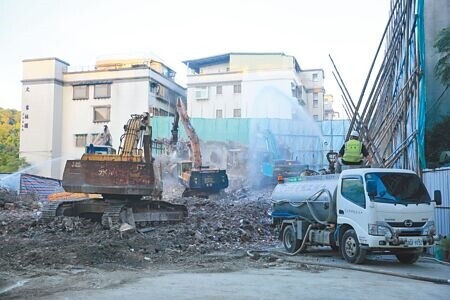 
基泰建設施工不慎造成民宅下陷，北市府出動機具拆除毀損建物。圖為日前拆除情形。（本報資料照片）
