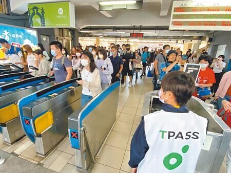 「桃竹竹苗通勤定期票TPASS」2日上路首日,台鐵新竹站使用狀況順暢正常。(陳育賢攝)