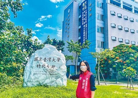 
新竹縣議員蔡蕥鍹表示，將在縣議會提案，請縣府研議課徵台大竹北分部空地稅。（羅浚濱攝）
