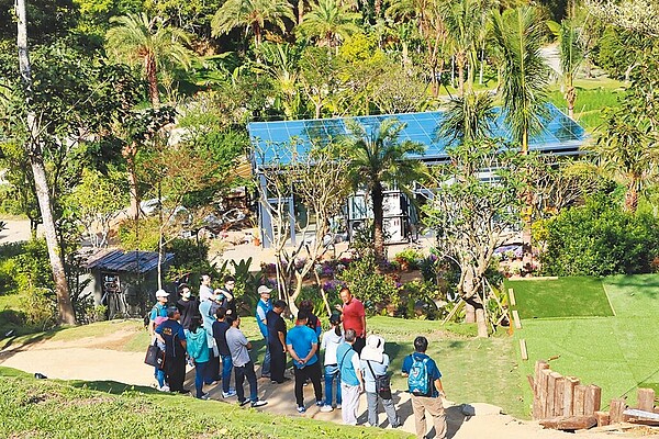 實境節目《嗨！營業中2》遭指控在苗栗縣造橋鄉濫墾山林、違建等事項，苗栗縣府跨局處單位2日到場會勘，再裁罰26萬元，加上前次共開罰52萬元。（苗栗縣政府提供／李京昇苗栗傳真）