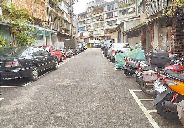 新店安康路三段359巷內停車格長期遭霸占,導致周轉率極低,有民眾向新北市府建議,根據「使用者付費原則」,希望將停車格改為收費。(新北市交通局/高鈞麟新北傳真)