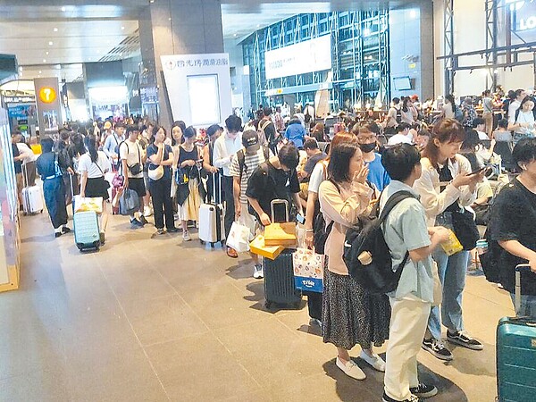 中秋連假於1日收假,高鐵台中站湧入各地旅客擠爆大廳,排隊購票人龍從站內排到站外,場面驚人。(民眾提供/潘虹恩台中傳真)