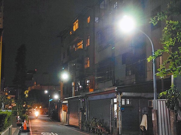 汰換全市9萬多盞水銀路燈,卻傳出有廠商誤換鈉光燈為LED燈,事後台中市府拒絕付款而鬧上法院。(市議員張芬郁提供/林欣儀台中傳真)