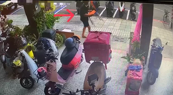 高雄市陳姓犯嫌未經物主同意，擅自拿取兩張椅子。記者古和純／翻攝