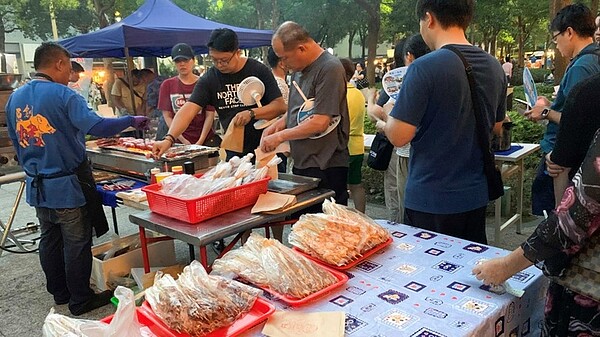 新北市中和區中原里的中秋活動，讓里民體驗70年代美國鄉村樂野餐樂趣。（圖／永慶房屋提供）