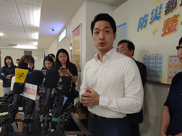 台北市長蔣萬安今天宣布「都更5+2箭」新政,宣布加碼2箭,針對「防災型都市更新專案」及「整建住宅專案計畫」,容積獎勵最高可達100%,等同從原本的1.5倍容積獎勵加碼至2倍。記者林麗玉/攝影