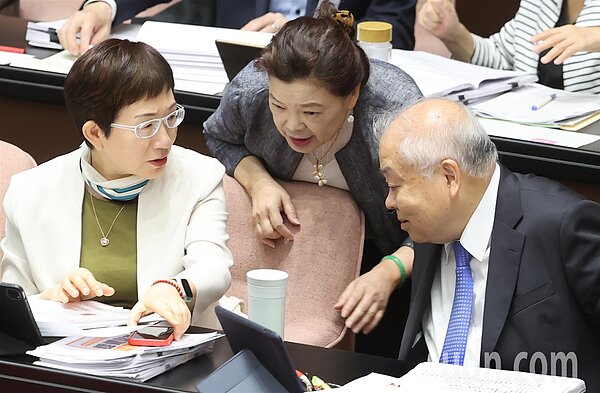 立法院院會上午邀請行政院長陳建仁列席報告「113年度中央政府總預算案」並備質詢,主計長朱澤民(右)、財政部長莊翠雲(左)、經濟部長王美花(中)列席,會中相互討論。記者曾學仁/攝影