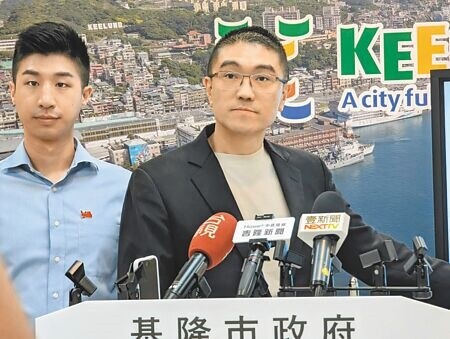 
內政部指基隆市員警勤務繁重程度僅30分，未符合加給標準，基隆市長謝國樑（右）3日痛批，內政部是活在自己的世界裡。（張志康攝）
