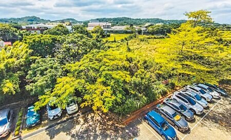 新竹縣政府租用二重國中旁0.37公頃土地,投入3.9億元增建校舍,預定年底前發包。(羅浚濱攝)