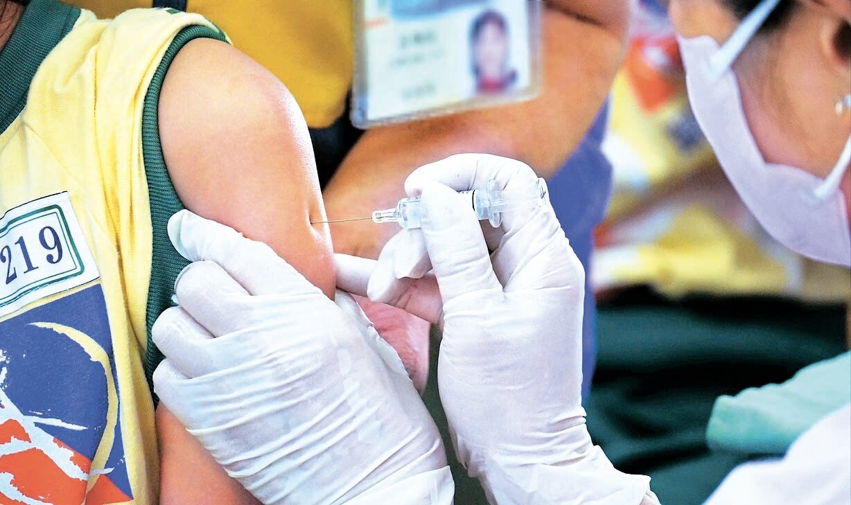 行政院長陳建仁昨表示,對於想打哪一支流感疫苗,民眾是有選擇權的;圖為部立台北醫院至新莊區頭前國小為學生施打流感疫苗。記者劉懿萱/攝影