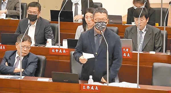 新竹棒球場後續改善引發關注，市府工務處長曾嘉文3日赴議會專案報告。（新竹市政府提供／王惠慧新竹傳真）
