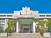 嬰哭鬧　父掐頸、棉被悶頭教訓