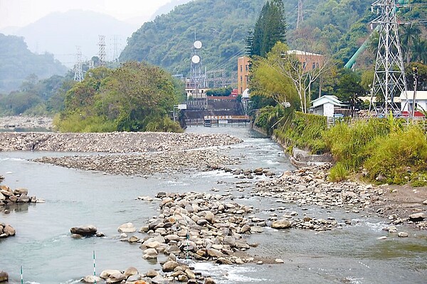 台電公司2021年3月進行混水發電排砂測試時，將混水排入水里溪，原本清澈的溪水變得混濁。（民眾提供／楊靜茹南投傳真）
