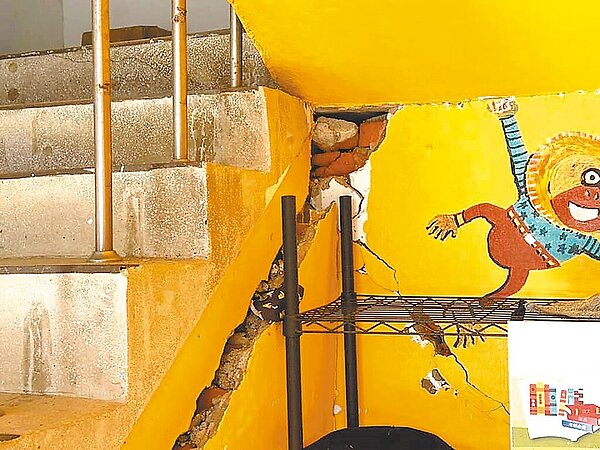 去年918強震造成台東成功國小校舍樓梯裂損,牆面剝落,紅磚裸露。(民眾提供/蕭嘉蕙台東傳真)