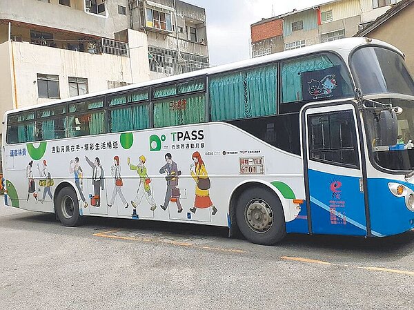 彰化縣都市內定期票擴大納入原本跨縣市行駛的42條公路客運路線。(彰縣府提供/孫英哲彰化報導)